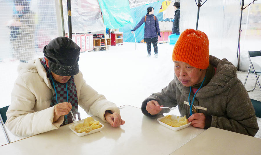 弘前城雪燈籠祭り見学【拓光園グループ】食事を楽しむ様子
